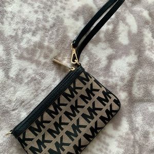 SOLD‼️ Michael Kors pouch / wristlet
